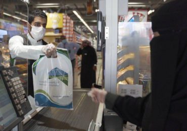 Warga Mekah Arab Saudi Dibagi Hand Sanitizer Gratis