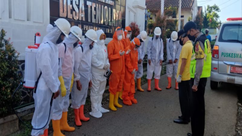 3 Warga Dinyatakan ODP,  Tim Satgas Relawan Desa Tenjolaya  Laksanakan Penyemprotan dan Rapid Test