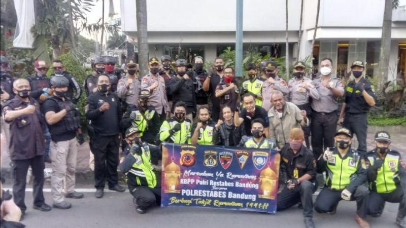 KBPP Polri Bagikan Ratusan Dus Takjil di Bandung