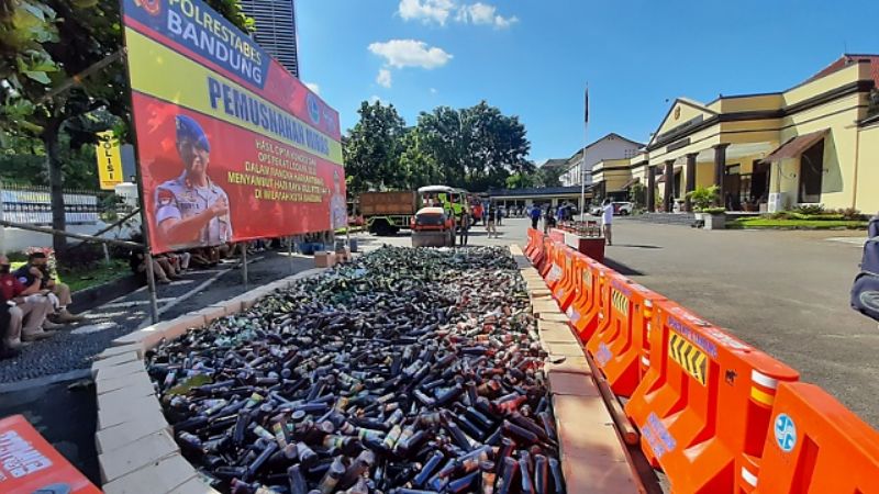 Jelang Lebaran, Polrestabes Bandung Musnahkan 14 Ribu Botol Miras
