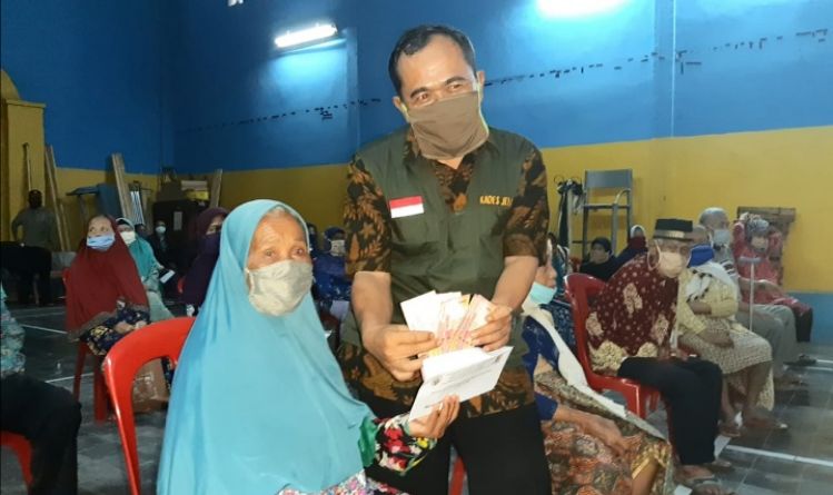 Penerima BLT di Desa Jelegong, Datang dan Pulang Wajib Cuci Tangan