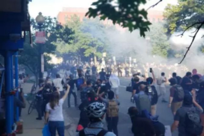 Dikepung Militer, Area Gedung Putih Mirip Zona Perang