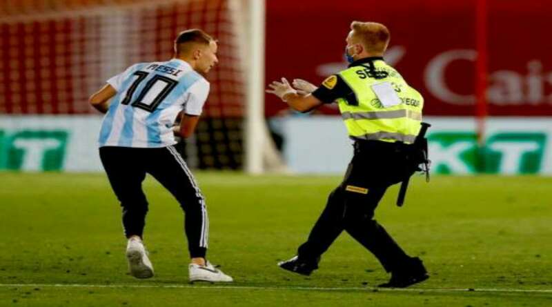 Maksud Hati Berswafoto di Lapangan dengan Messi, Apa Daya “Sang Penyusup” Malah Ditangkap Polisi