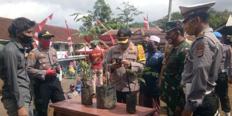 Kapolres Tinjau dan Resmikan Kampung Tangguh di Sadalewih Kec. Pagerageung Kab. Tasikmalaya
