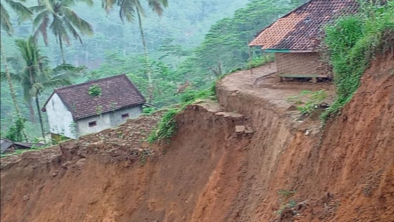 Terjadi Pergerakan Tanah di Singajaya Garut, Sembilan Rumah Terancam