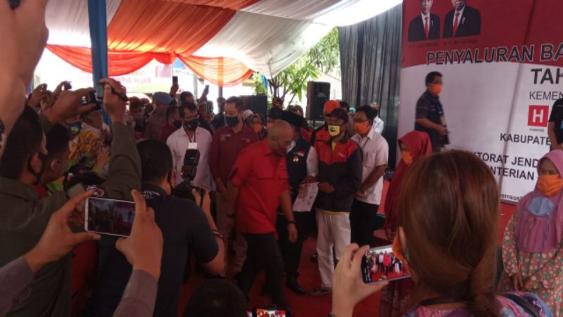 Abaikan Protokol Kesehatan, Pembagian BST oleh Mensos di Garut Tuai Kritikan