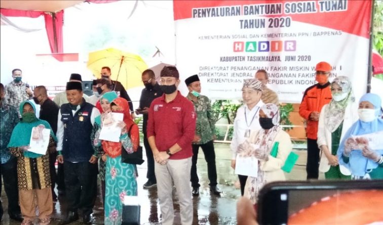 Mensos RI Tinjau Langsung Pembagian BST di Ciawi Tasikmalaya
