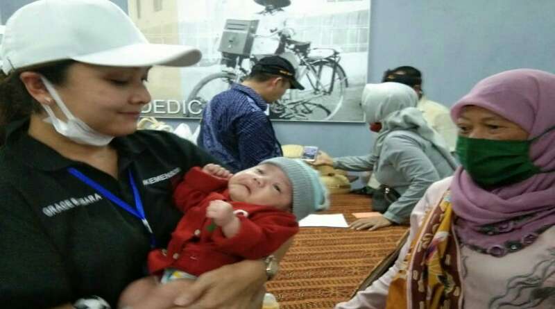 Istri Mensos Gendong Bayi Putra Pejuang TKSK yang Gugur Saat Bertugas