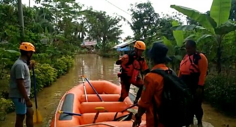 Andalkan “Paranggong”, Korban Banjir  Desa Tanjungsari Tasikmalaya Enggan Mengungsi