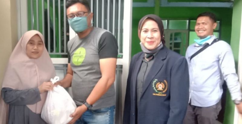 Gandeng Baznas, PWI KBB Peduli Bagikan Paket Sembako untuk Warga Terdampak Covid-19