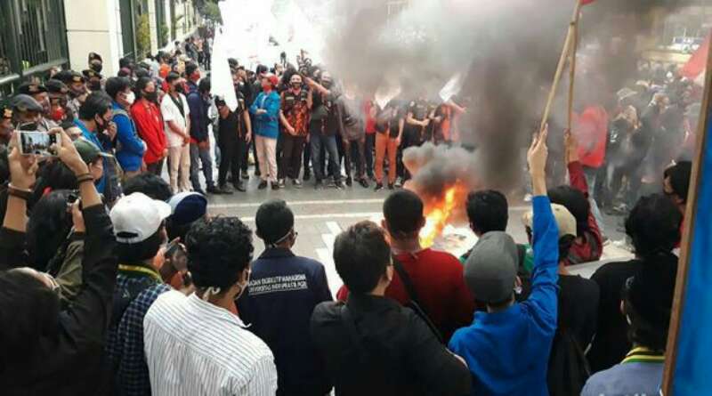 Massa Mahasiswa Bakar Ban di Kemendikbud, Minta Audiensi dengan Nadiem