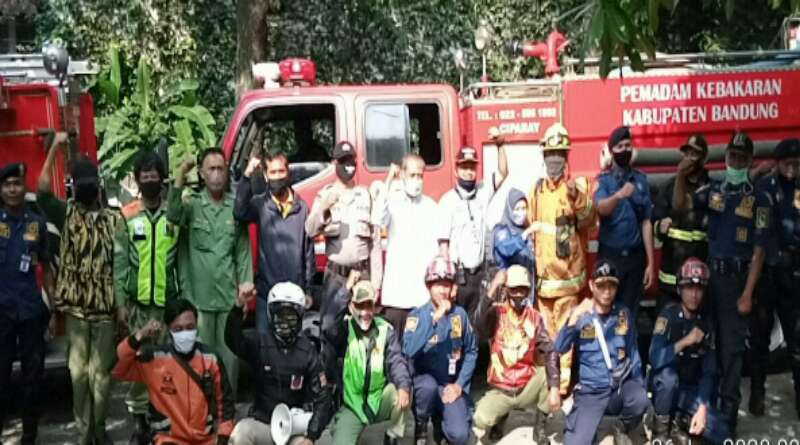 Dinas Damkar Kab. Bandung Semprotkan Disinfektan