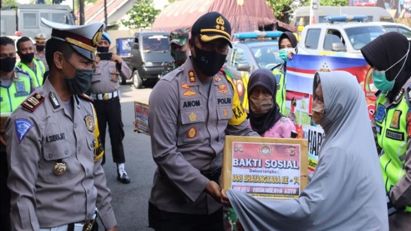 HUT ke-74 Bhayangkara, Polresta Tasikmalaya Bagikan 2.000 Paket Sembako