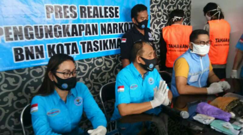 BNN Kota Tasikmalaya Tangkap 2 Pengedar Ganja, Barang Bukti 1,25 Kg Ditemukan di Kandang Ayam