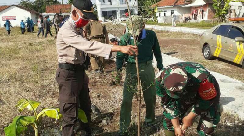 Kapolsek Bersama Danramil  Tanam Pohon di Halaman Kantor Kelurahan Muktisari