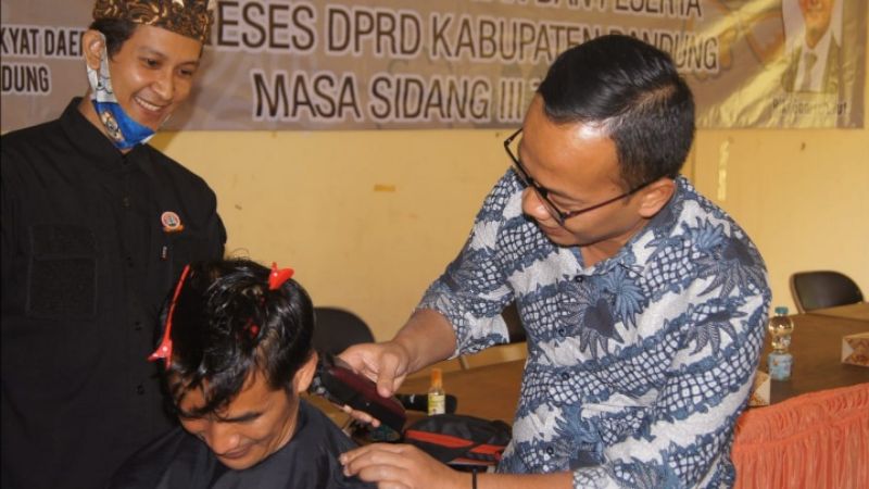 Reses Ala Riki Ganesa, “Ngersakeun” Jadi Tukang Cukur