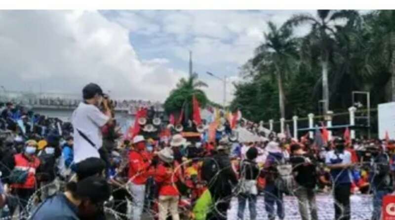 Pekik Massa Aksi Tolak Omnibus Law di DPR: Rezim Anti-rakyat