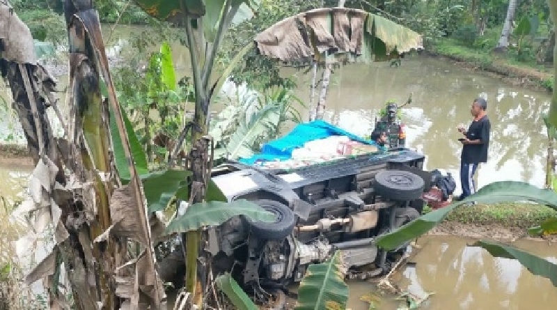 Rem Blong, Mobil Bak Hitam Terjun ke Kolam