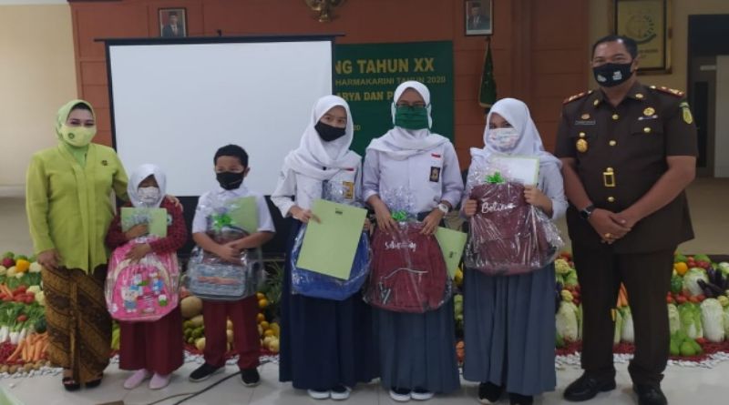 Sambut HUT ke-20  IAD Garut Bantu Siswa Berprestasi