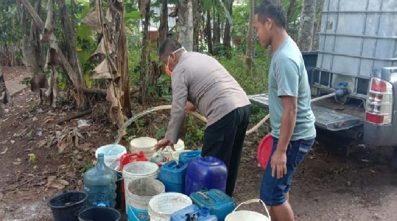 Sumur Warga Mulai Kering, Polsek Cineam Distribusikan Air Bersih ke Dua Desa