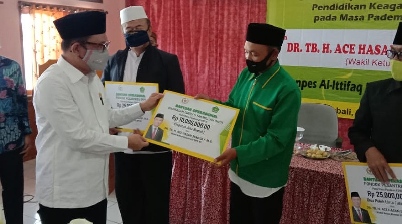 Ace Hasan Bagikan Bantuan Kepada Ponpes dan Pendidikan Keagamaan