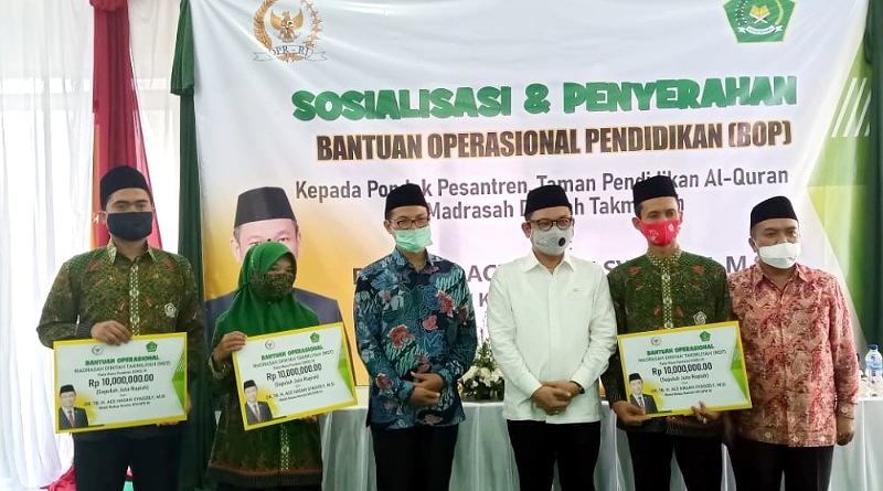 Ace Hasan Salurkan Bantuan untuk Pesantren dan Madrasah di KBB