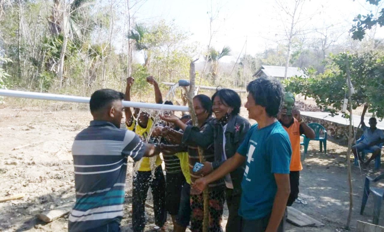 Berkat Pompa Air Tenaga Surya Len, Warga Desa Rabeka Tak Kesulitan Air Bersih Lagi