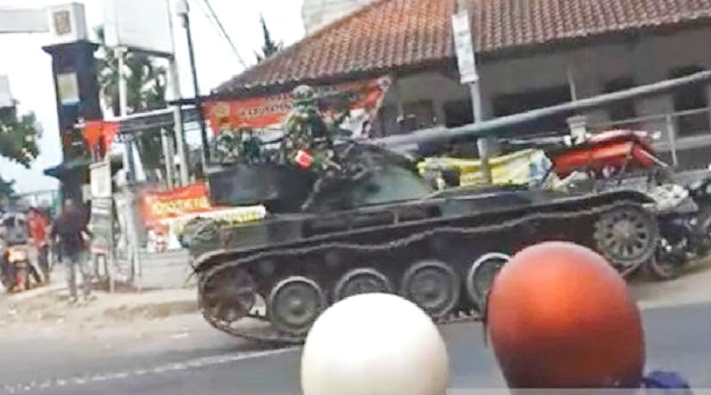 Hendak Latihan Tempur, Tank Seruduk Gerobak dan Empat  Sepeda Motor di Bandung 