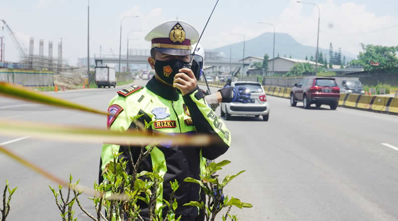 Wakasatlantas Polresta Bandung Pantau Arus Lalin Hari Libur di Exit Tol Cileunyi