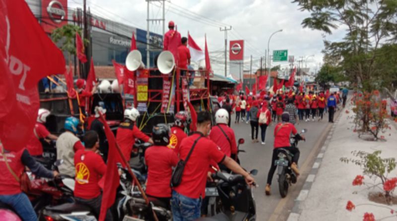 Tolak Omnibus Law, Buruh Blokade Jalan Bandung-Garut