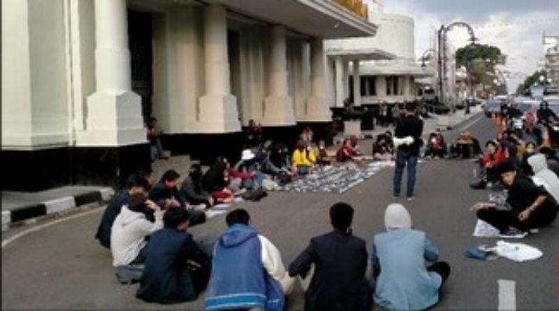 Peringati Sumpah Pemuda, Mahasiswa Bandung Tolak Omnibus Law