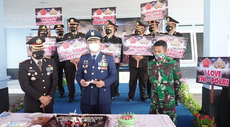 HUT ke-75 TNI, Polresta Bandung Beri Kejutan kepada Danlanud.