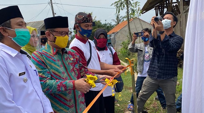 Ace Hasan Resmikan Pembangunan Jalan dan Sumur Air Warga