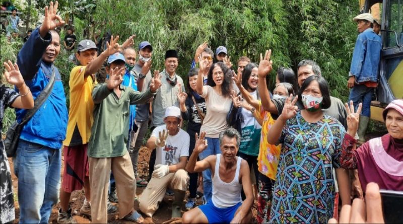 Calon Bupati Bandung Dadang Supriatna Langsung Terjunkan Backhoe Keruk Sungai Cikeruh
