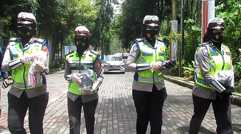 Polwan Cantik Polresta Bandung Bagikan Masker di Lokasi Wisata