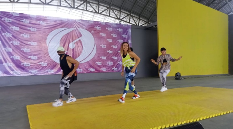 Natasha Pimpin Ratusan Pesenam Salsations