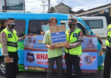 Operasi Zebra Lodaya, Satlantas Polresta Bandung Bagikan Puluhan Sembako dan Masker Kepada Warga.