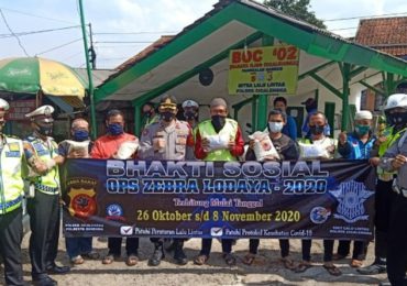 Bakti Sosial, Unit Lantas Polsek Cicalengka Polresta Bandung Bagikan Puluhan Sembako Kepada Tukang Ojeg.