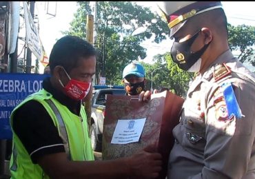 Operasi Zebra Lodaya, Unit Lantas Polsek Baleendah Bagikan Paket Sembako.