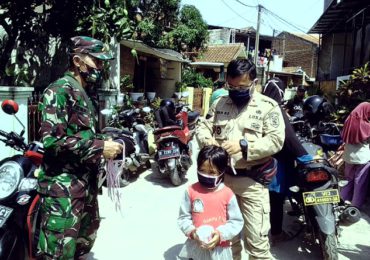 Lurah Irwan Bagi 200 Masker Agar Warga Terhindar dari Covid 19