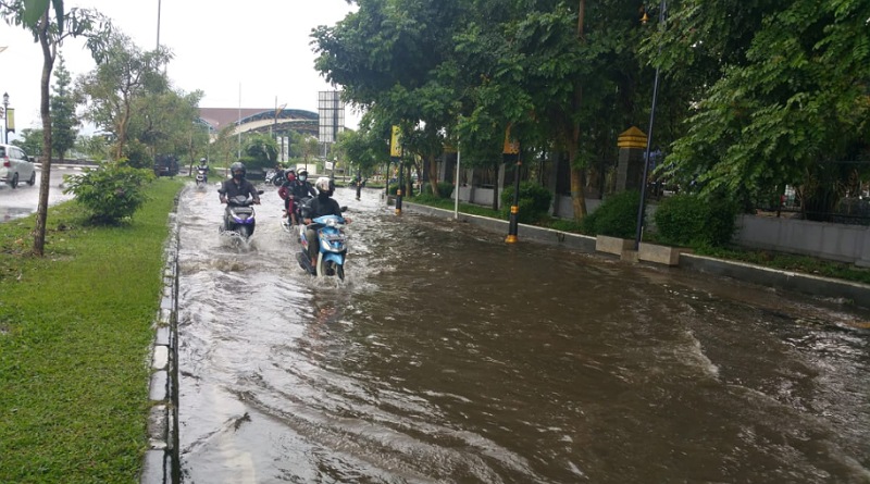 Satu Mobil dan Beberapa Motor Mogok Akibat Gemangan Air di Jalan Al Fathu