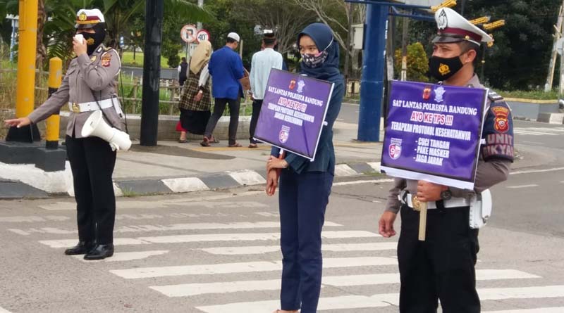 Jelang Pencoblosan, Polantas Turun ke Jalan Ajak Warga Datang ke TPS dan Patuhi Prokes