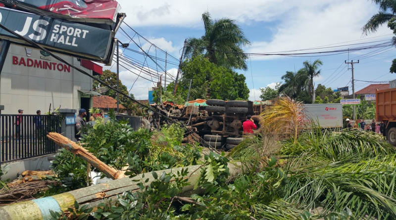 Truk Tabrak Pagar Satu Orang Tewas  Menggenaskan