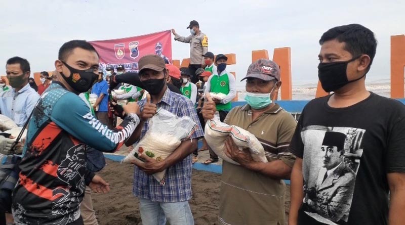 Dandim 0715/Kendal Melaksanakan Gowes Sekaligus Berikan Bantuan Beras  Kepada Warga