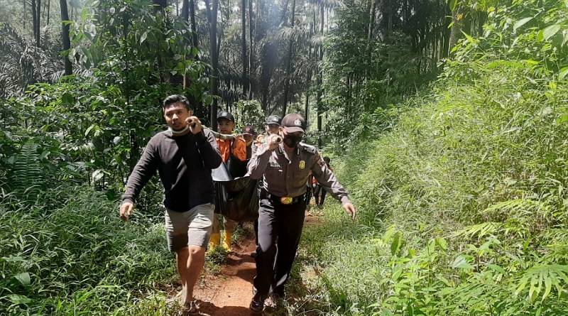 Seorang Gelandangan Tewas Ditepi Sungai Arus