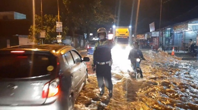 Tergenang Air, Simpang 3 Bhayangkara Soreang Masih Bisa Dilalui Kendaraan