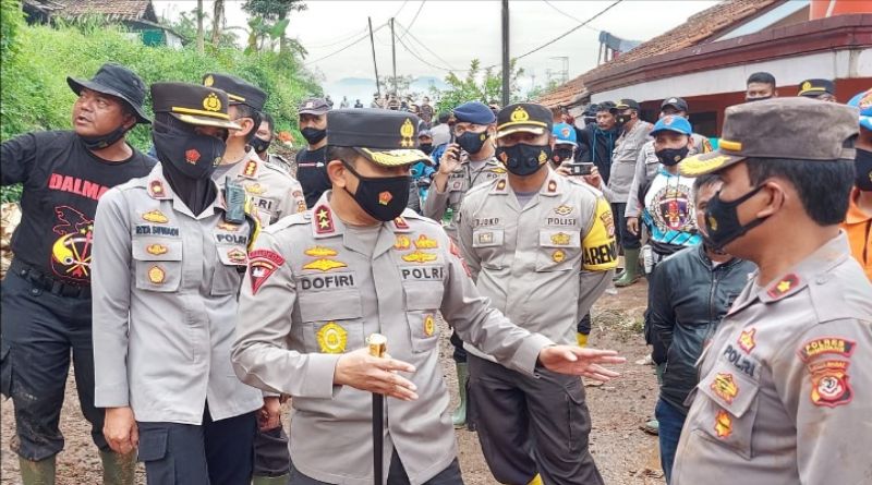 Kapolda Jabar Tinjau Lokasi Longsor di Cimanggung, Sumedang