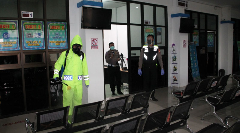 Ruang Pelayanan Satpas SIM Polres Pekalongan Disemprot Disinfektan