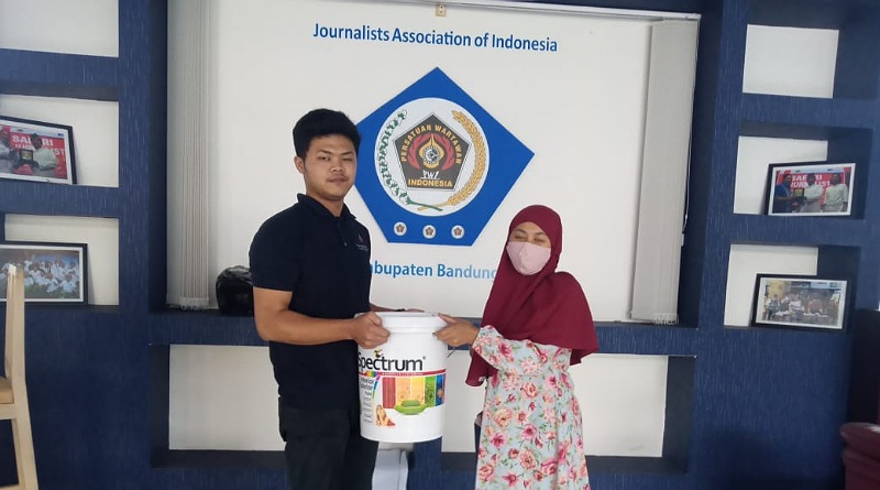 Anak Sunat Dapat Cat Tembok dari Panitia PWI Kab. Bandung