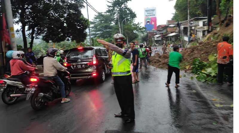 Longsor di Jalan Gombel Lama, Satlantas Polrestabes Semarang Urai Kemacetan 